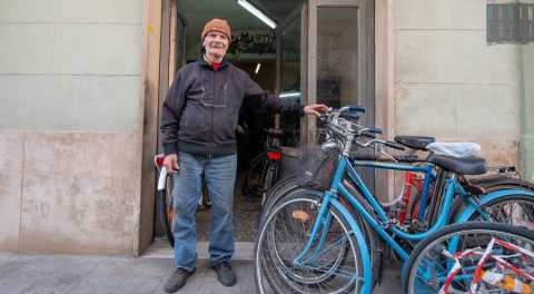 La storia di Tommaso, il "biciclettaio" che ripara da 53 anni le due ruote dei baresi